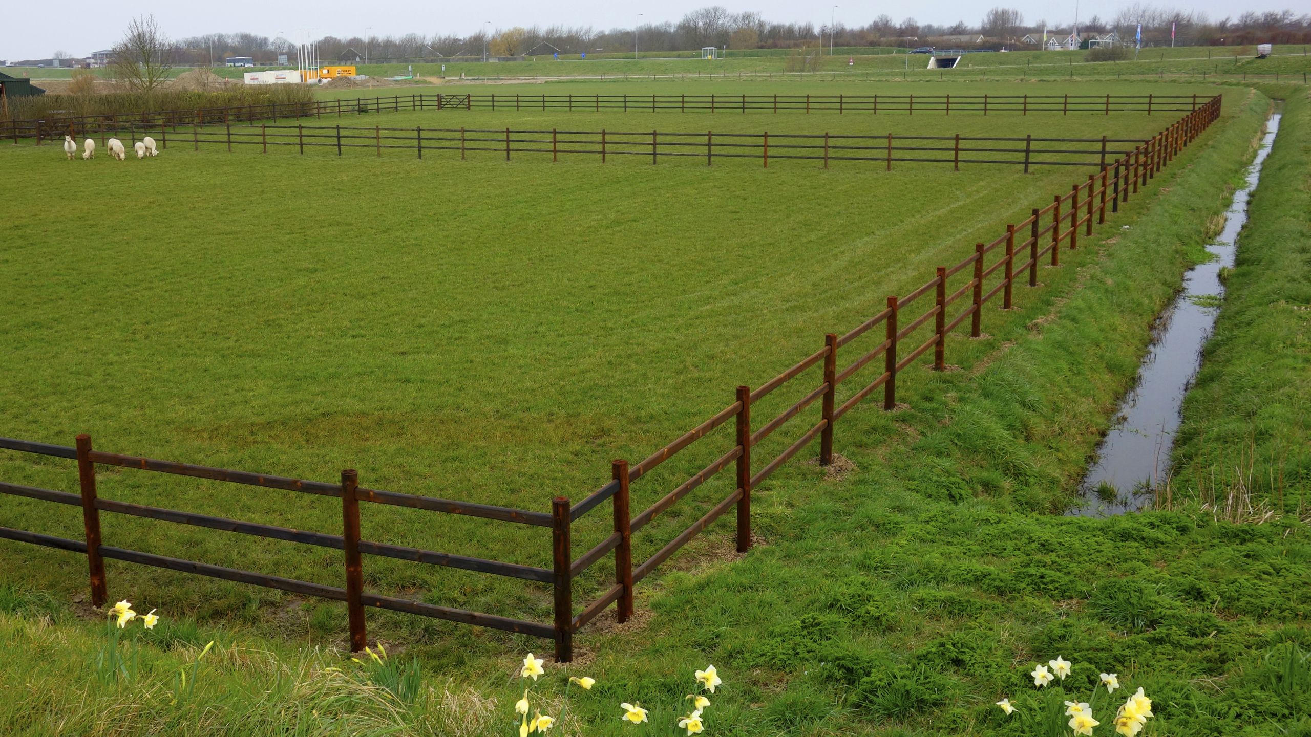 Houten hekwerk van Timbersteel in weiland