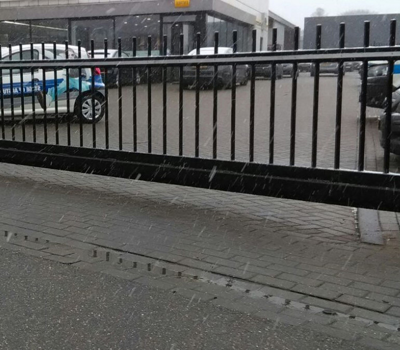 Schuifpoort - Doorstekende vierkante spijlen gecoat