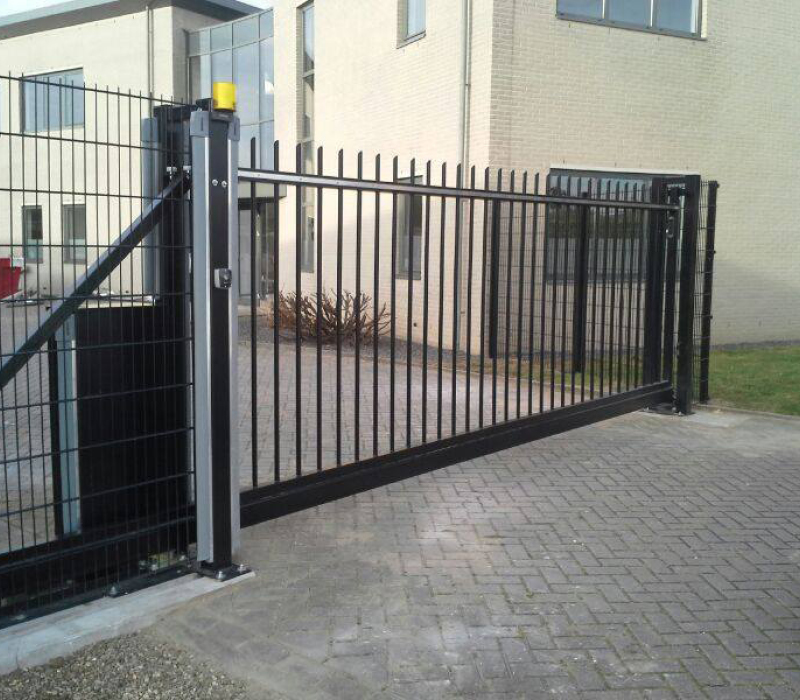 Schuifpoort - Doorstekende ronde spijlen gecoat