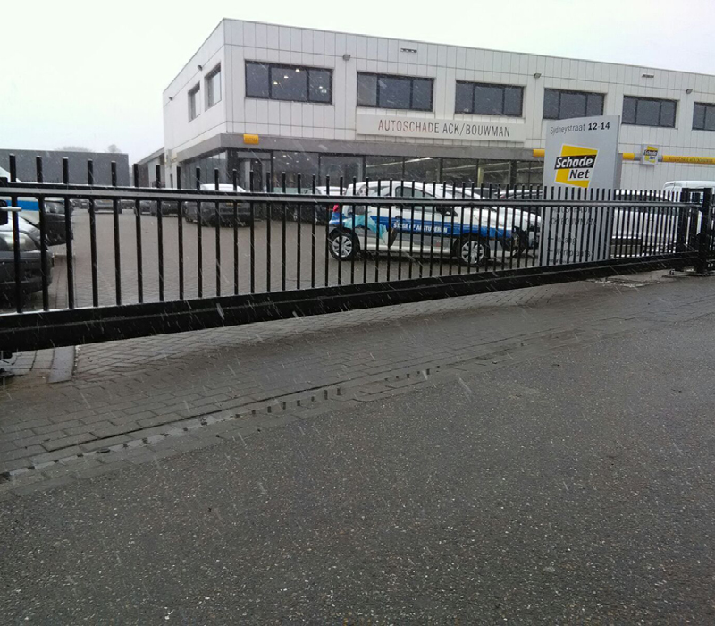 Schuifpoort - Doorstekende vierkante spijlen gecoat