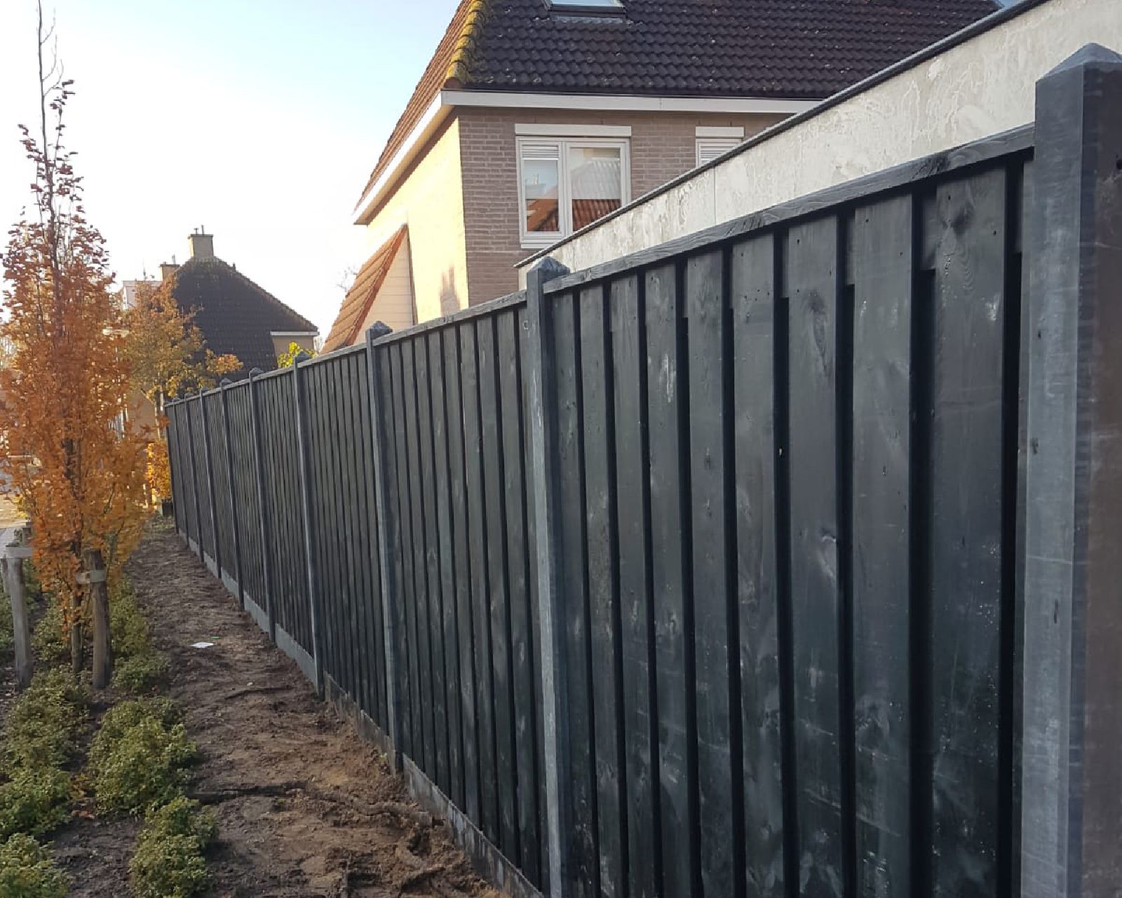 Grenen hout beton schutting zwart gespoten antraciet