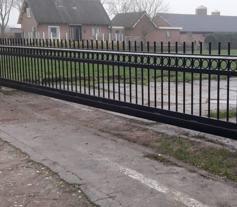 Schuifpoort - Doorstekende ronde spijlen Joure gecoat